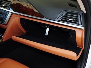 华晨宝马 328Li 手套箱整体特写
