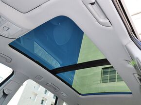 一汽奥迪  40 TFSI 第二排车顶上方
