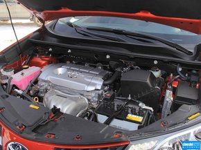 一汽丰田  2.5L 自动 发动机局部特写