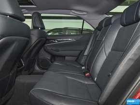 一汽丰田  2.5L 自动 第二排座椅45度视角
