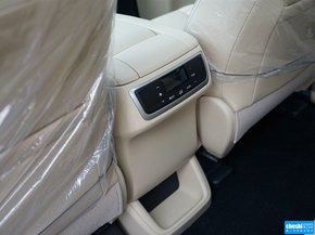 广汽丰田  2.0T 前排座椅中央后方整体