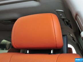 雷克萨斯  LX 570 驾驶席座椅头枕特写