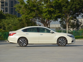 东风日产  2.5L 正右侧