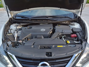 东风日产  2.5L 发动机舱