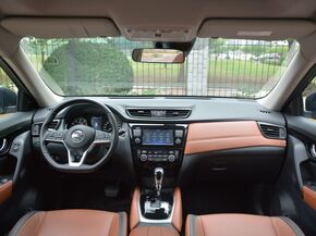 东风日产 2.5L 大中控全景