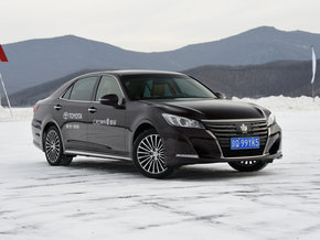 一汽丰田  2.0T 右前正45度