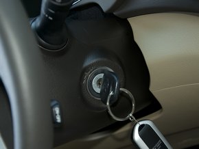 广汽丰田 2.7l 自动 车辆点火开关特写