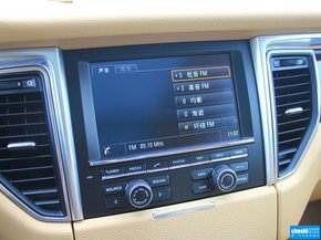 保时捷 macan 中控仪表台上方