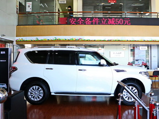 日产(进口)  5.6L 正右侧