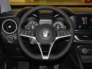 阿尔法.罗密欧 2.0T 280HP 方向盘