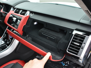 路虎  3.0 V6 锋尚创世版 手套箱