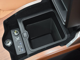 路虎  5.0 V8 SC AB 前排中央扶手箱