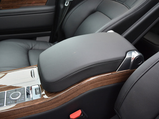 路虎  3.0 V6 SC Vogue 前排中央扶手
