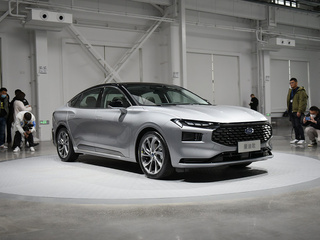 长安福特  2.0T基本型 右前正45度