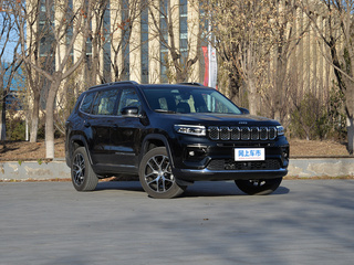 广汽菲克  2.0T 右前正45度