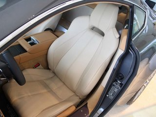 阿斯顿-马丁 V8 Vantage中控局部