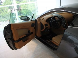 阿斯顿-马丁 V8 Vantage中控局部