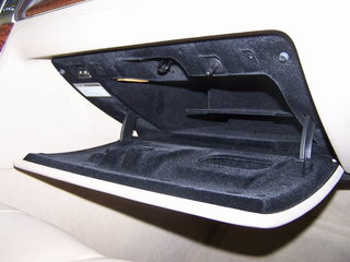 凯迪拉克 SLS 手套箱 
