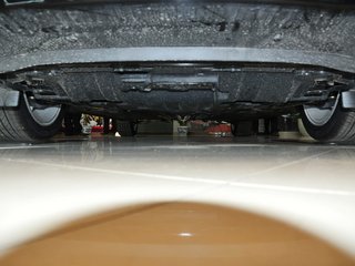 前发动机底部特写