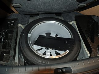 打开后备箱内盖板特写