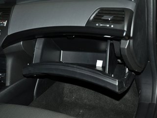 手套箱整体特写