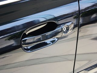 驾驶席车门把手特写