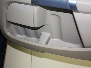 右后车门储藏区特写