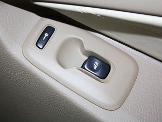 右前车门控制区特写