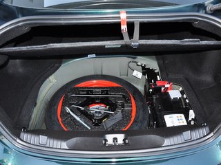 打开后备箱内盖板特写