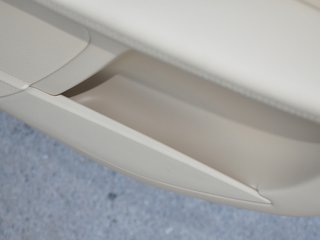 右后车门储藏区特写