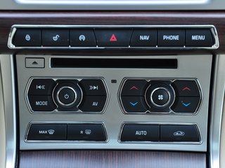 中控台下方特写