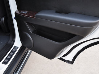 右后车门储藏区特写