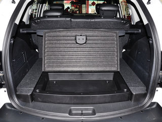 打开后备箱内盖板特写