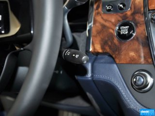 方向盘后方仪表盘