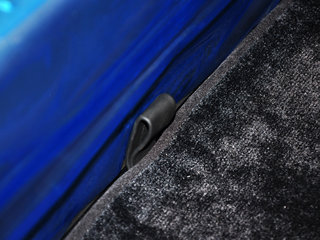 打开后备箱内盖板特写