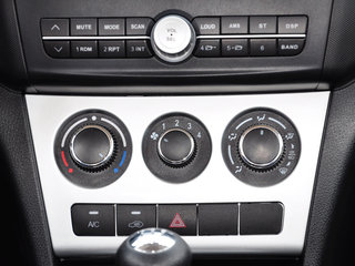 中控台下方特写