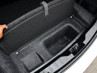 打开后备箱内盖板特写