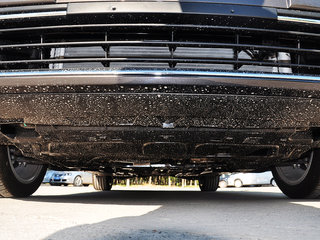 前发动机底部特写