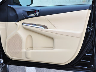 右前车门控制区特写