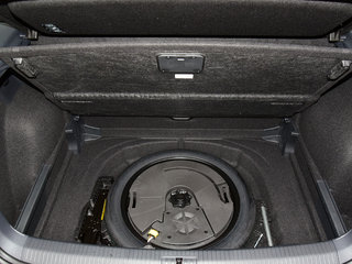 打开后备箱内盖板特写