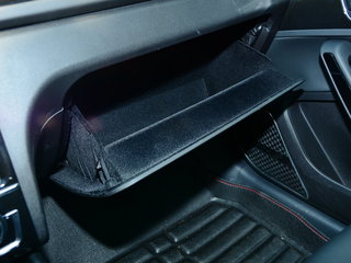 手套箱整体特写