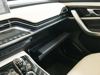 手套箱整体特写