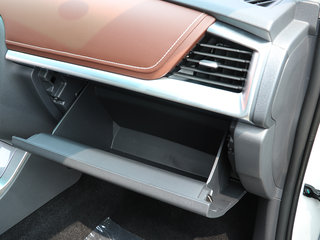 手套箱整体特写