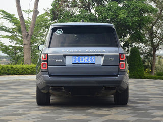 车辆正后方尾部视角