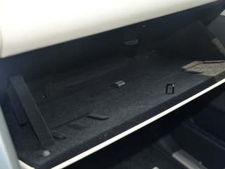 手套箱整体特写