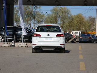 车辆正后方尾部视角