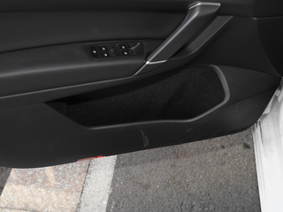 左前车门储存区域特写