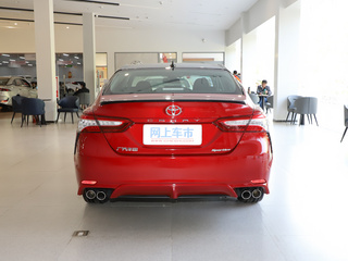 车辆正后方尾部视角