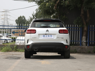 车辆正后方尾部视角