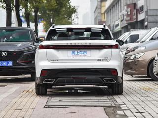 车辆正后方尾部视角